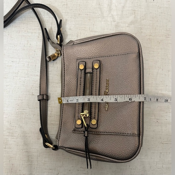 Compact Gray Crossbody Bag with Gold Accents 🤍🤍 - Picture 3 of 12